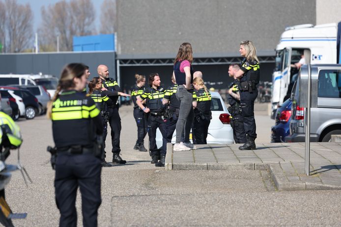 Veel politie op de been bij een grote controle bij een bedrijf op ABC Westland in Poeldijk.