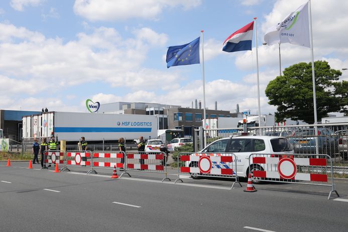 De politie heeft de entree van slachterij Vion in Apeldoorn afgegrendeld.