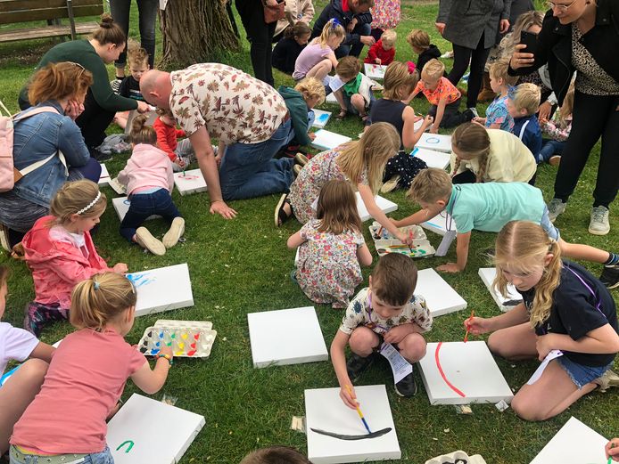 Na het aftellen van tien naar nul gingen de kinderen meteen aan de slag met de hemeltekening.