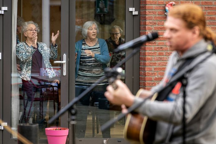Ouderen zoals hier in verzorgingstehuis Liduina in Boxtel moesten tijdens de coronaperiode vooral binnen blijven. Op 11 november houdt de coöperatie Ouderen weer eens een fysieke bijeenkomst in De Walnoot.