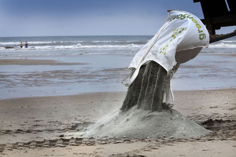 Proef met olivijn op het strand van Zandvoort, 2013. Het mnineraal, Greensand, legt op natuurlijke wijze CO2 vast. Beeld Maarten Hartman