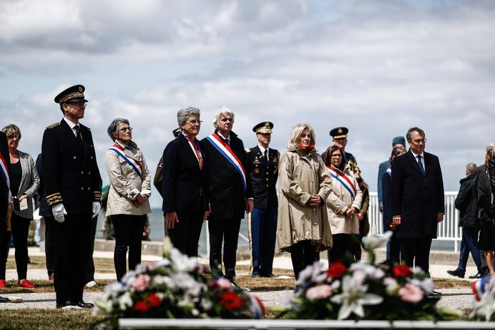 Ambassadeurs en vertegenwoordigers van negen landen herdenken D-Day op Omaha Beach in Normandië.