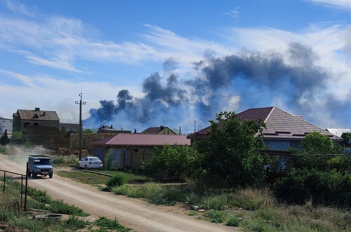 De la fumée s'élève après que des explosions aient été entendues en direction d'une base aérienne militaire russe près de Novofedorivka, en Crimée, le 9 août 2022.