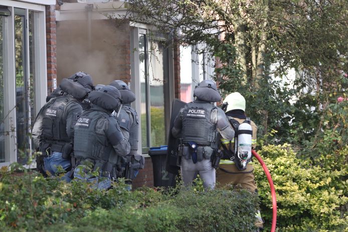 Het arrestatieteam van de politie is zaterdagochtend rond 11:00 uur ingezet bij een woningbrand in de Bilderdijkstraat in Den Bosch.