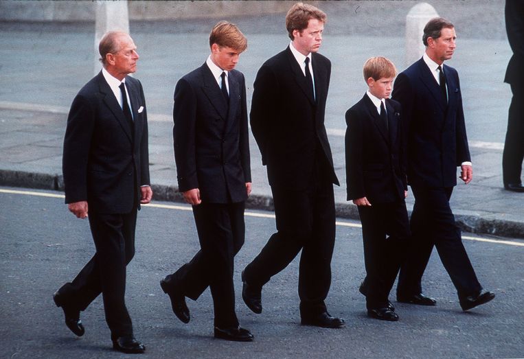 Prins Philip, William, Charles Spencer (de broer van Diana), Harry en Charles volgen de kist van Diana in september 1997.  Beeld WireImage