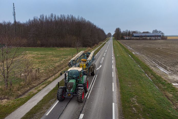 Landbouwverkeer in Swifterbant.