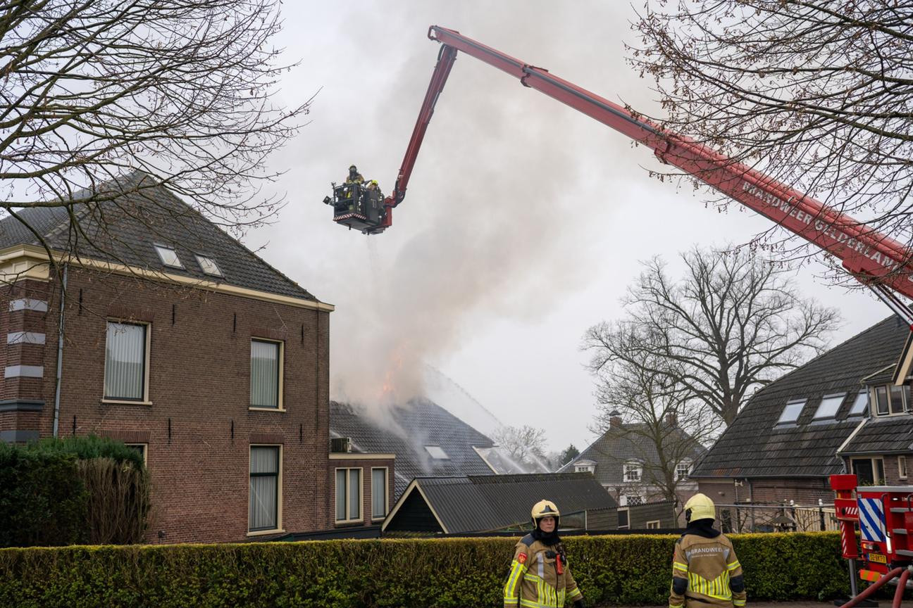 grote-brand-in-bijgebouw-van-monumentale-woning-in-brakel-foto-ad-nl