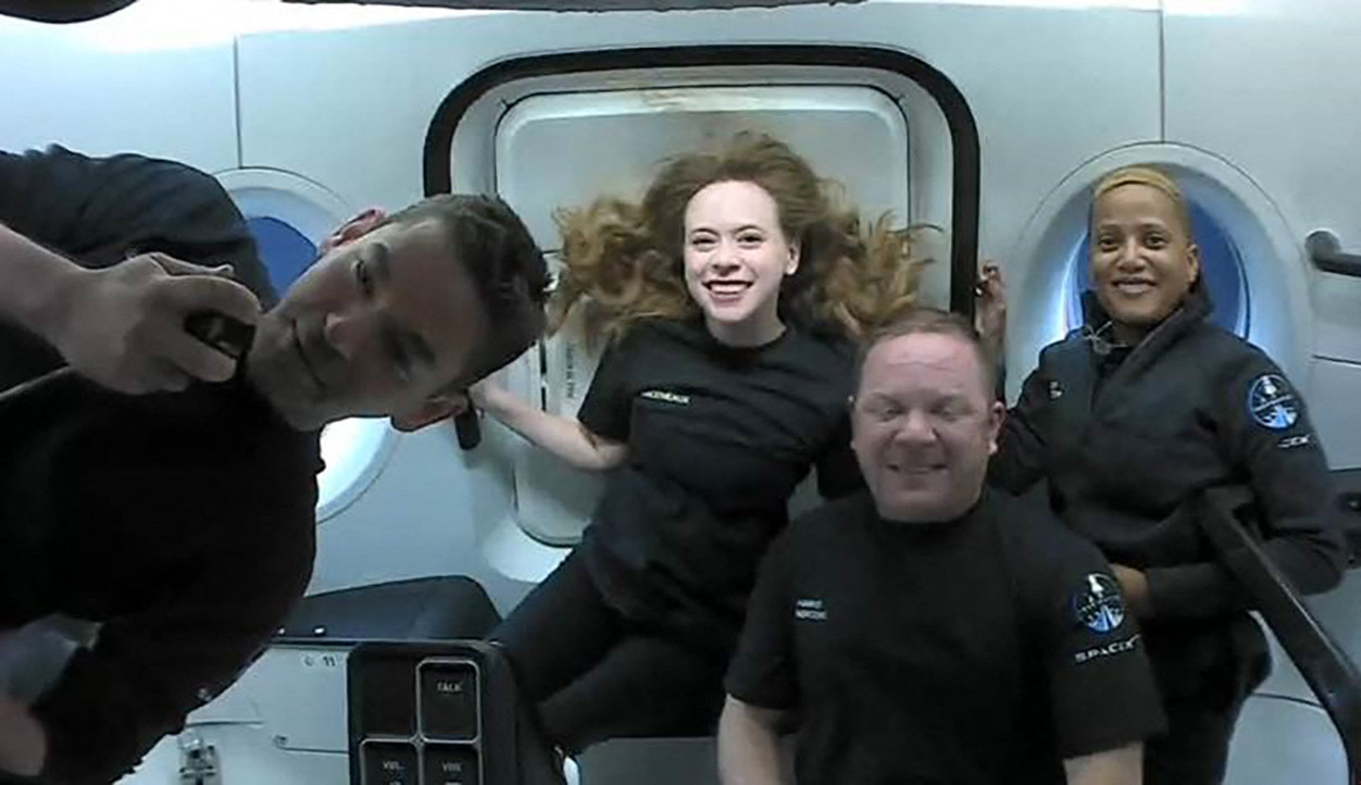 Van links naar rechts, passagiers Jared Isaacman, Hayley Arceneaux, Christopher Sembroski en Sian Proctor in de ruimte.