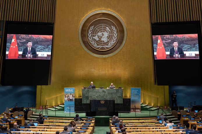 De Chinese president Xi Jinping spreekt via een videoverbinding de Algemene Vergadering van de VN toe.