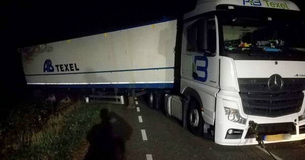 Vrachtwagen in de sloot: Haarstraat in Rossum uren afgesloten