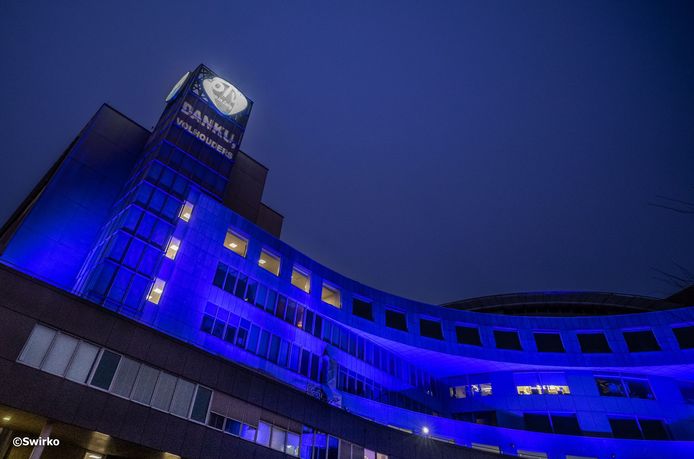Het OLV-ziekenhuis in Aalst baadt in een blauw licht.
