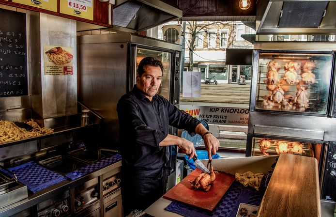 Rotterdammer Ronald Spek werkt al 35 jaar voor kiprestaurant Koolmees. 'Hij is goud waard', vinden de exploitanten die de zaak op de kruising van de 1e Middellandstraat en de 's-Gravendijkwal in de etalage hebben gezet.
