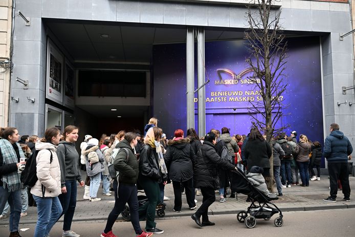 Toevallige passanten moesten even de straat op want de fans van The Masked Singer hadden het voetpad ingenomen en konden hun nieuwsgierigheid amper bedwingen.