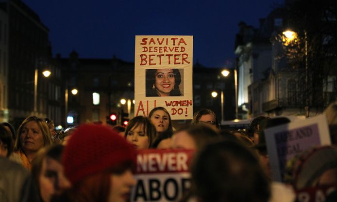 Demonstraties na de dood van Savita Halappanavar, die in 2012 in een ziekenhuis in Galway overleed aan een bloedvergiftiging. Kort daarvoor werd haar, terwijl ze na zeventien weken in haar zwangerschap een miskraam kreeg, een abortus geweigerd omdat de foetus nog een hartslag zou hebben.