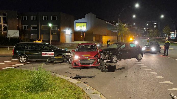 Op de kruising tussen Laan Hart van Zuid en Esrein in Hengelo zijn zaterdagavond drie voertuigen met elkaar in botsing geraakt. Daarbij raakte één persoon gewond.