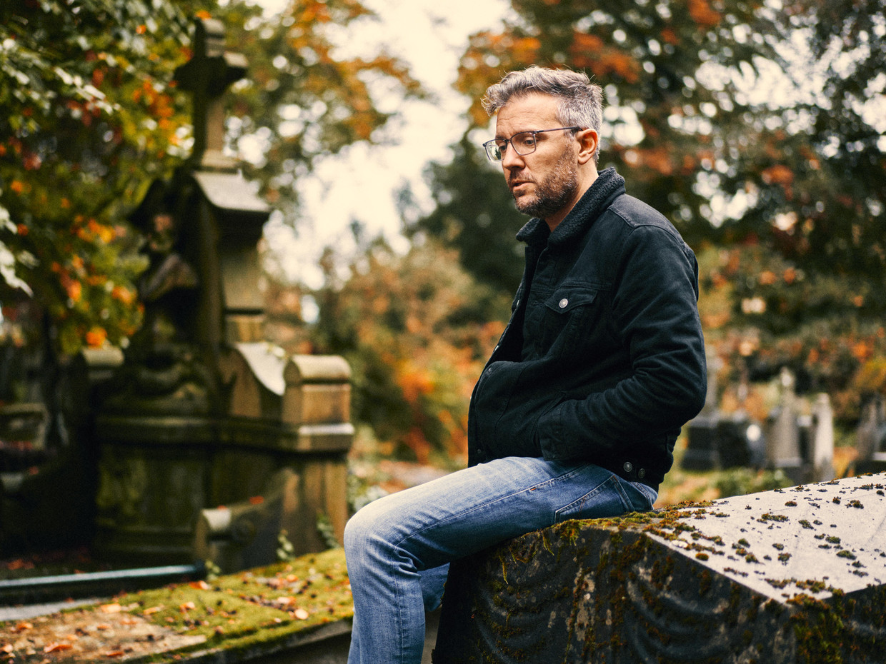 Muzikant Jan Swerts brengt een muzikale ode aan kerkhoven in zijn nieuwste plaat. Beeld Thomas Sweertvaegher