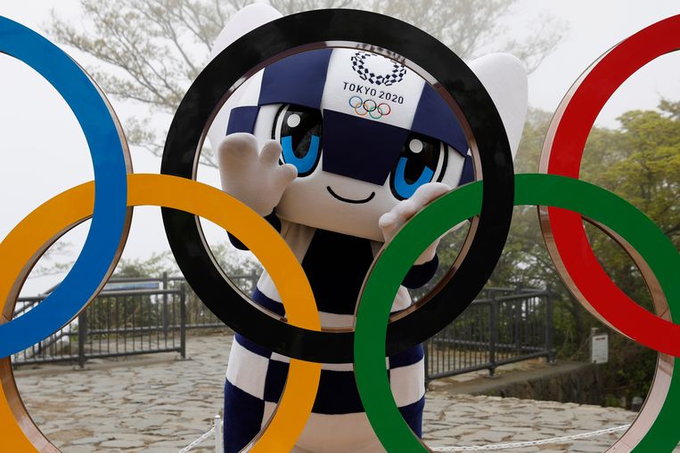 Mascotte Miraitowa groet de sportfans, op minder dan honderd dagen voor de start van de Spelen in Tokio. Beeld AP