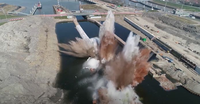 De explosie van de eerste wand gaf in maart vorig jaar onverwacht een enorme dreun.