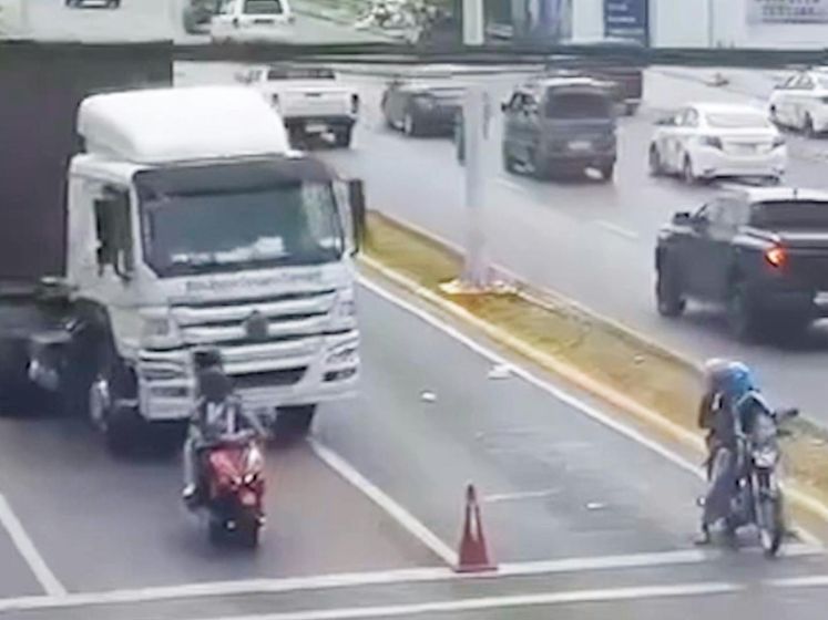 Ingedommelde trucker schiet nét op tijd wakker aan kruispunt