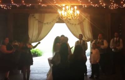 Huwelijksfotografe werkt lastige stiefmoeder hardhandig uit beeld