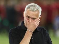 Emotionele Mourinho laat zich gaan en danst met spelers tijdens persconferentie