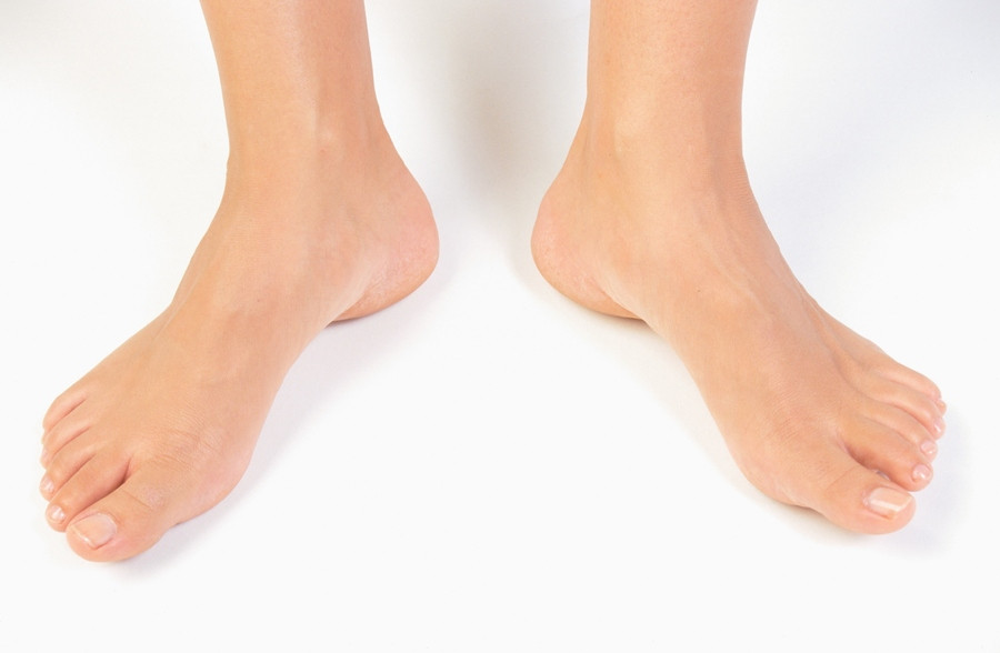 Пятки человека. Женская ступня сбоку. Стопа сбоку. Дакота джонсон ноги. Ступни на белом фоне.