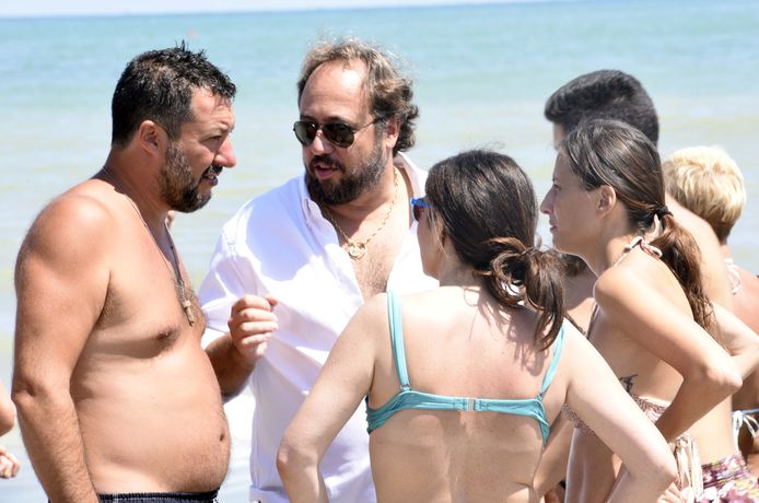 Matteo Salvini gaat op zijn strandtours gewillig in bloot bovenlijf op de foto met zijn aanhangers.