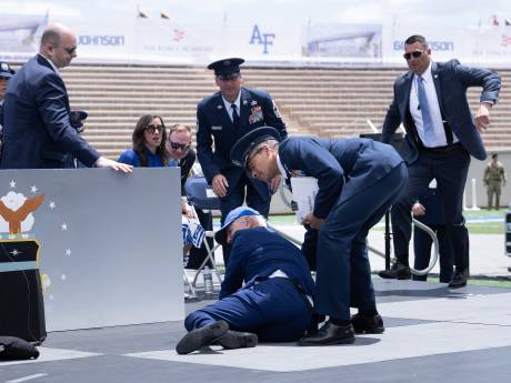 Biden chute sur scène lors d’une cérémonie: “Il va bien”