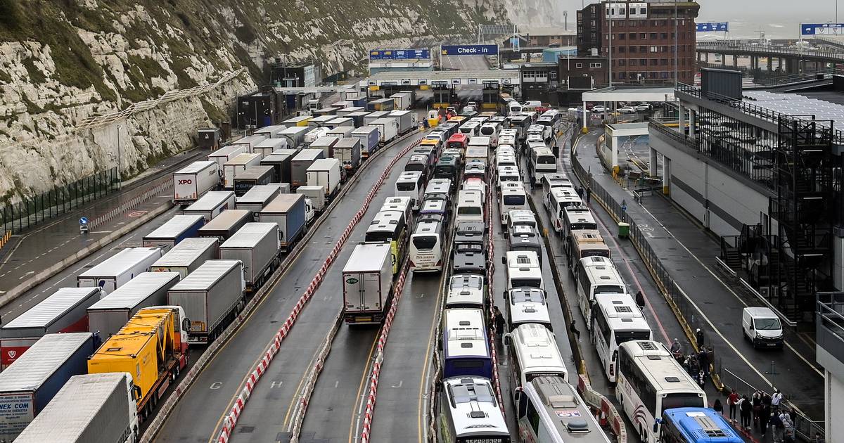 Ulteriori traghetti al porto di Dover per eliminare le lunghe code per attraversare la Manica |  al di fuori