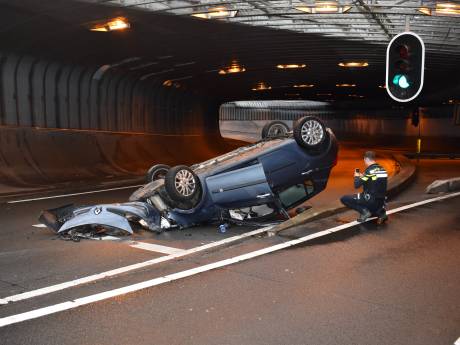 Alweer auto over de kop in Willemstunnel in Arnhem