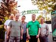 Het bestuur en deels de feestcommissie van voetbalclub RKGSV in Gerwen voor de nieuwe poort ter ere van het 75-jarige jubileum: v.l.n.r. Andy Slaets, Anton Donkers, Peer Kamsma, Bas van Keulen en Anthony Paans.