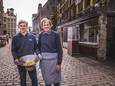 Hendrik De Smet (links) stapt in de voetsporen van Filip Illegems (rechts). Frituur 'Bij Filip' in het penshuisje (rechts in beeld) is al decennia een vaste waarde op de Groentenmarkt.