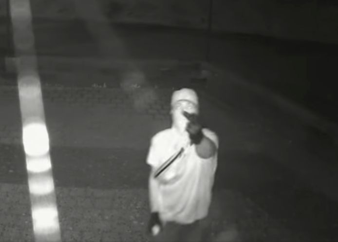 Een bewakingscamera bij restaurant De Zomertuin in Deventer heeft een deel van de verrichtingen van de graffitispuiters vastgelegd. Een van de verdachten steekt zijn middelvinder op naar de camera en spuit dan verf op de lens.