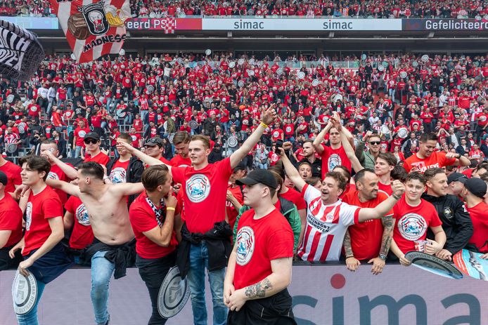 Ook in het Philips Stadion vieren de supporters groots feest.