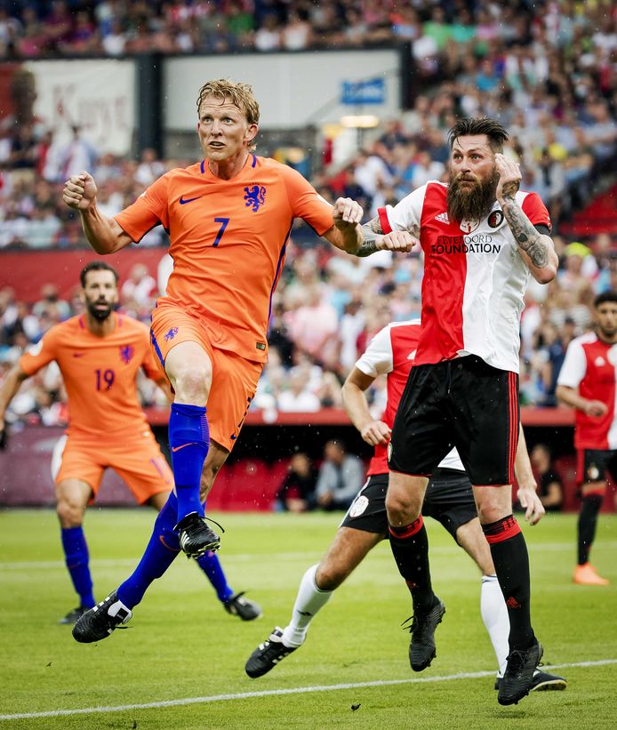 Dirk Kuyt en Pascal Bosschaart hebben hun ogen gericht op de bal.