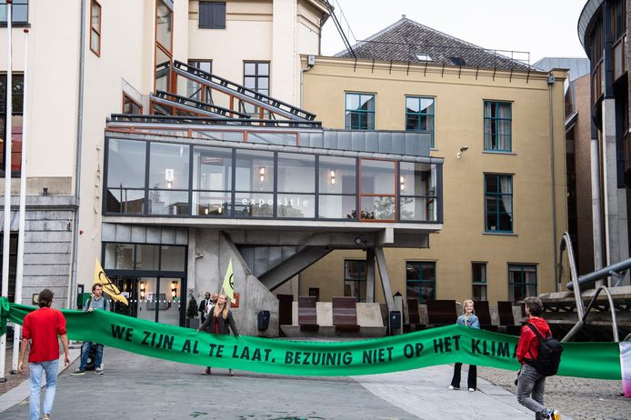 Extinction Rebellion voerde eerder actie op de stoep voor het stadhuis, donderdag zijn zij binnen in de raadzaal om over de klimaatcrisis te praten.