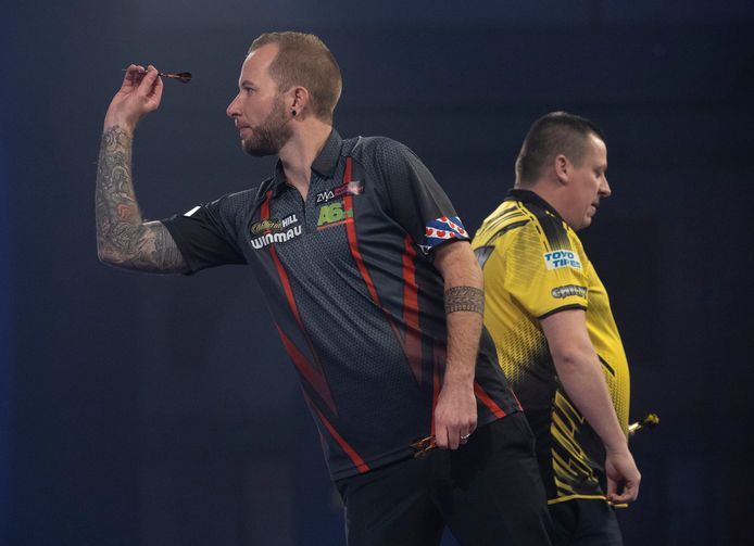 Danny Noppert (l) gooit tegen Dave Chisnall.