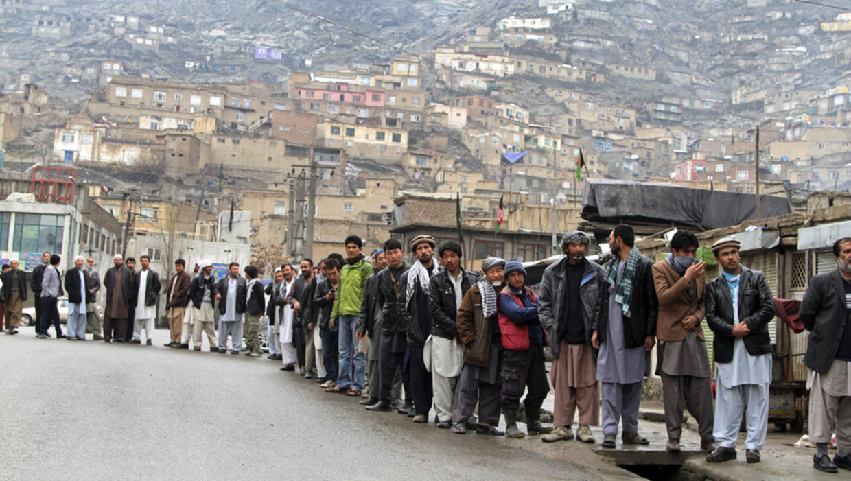 Lange rij voor het stembureau in Kabul. Beeld ap