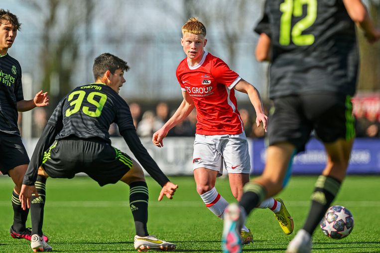 AZ-middenvelder Kees Smit (17) houdt, omringd door leeftijdgenoten van Real Madrid, het overzicht. De AZ-jeugd was met 4-0 te sterk. Beeld Guus Dubbelman / de Volkskrant