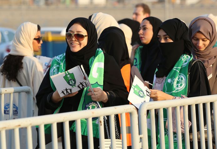 Een sjaal gedrapeerd over de abaya: zo betreden vrouwen het Koning Abdullah-stadion. Ze mogen voor het eerst een voetbalmatch bijwonen.