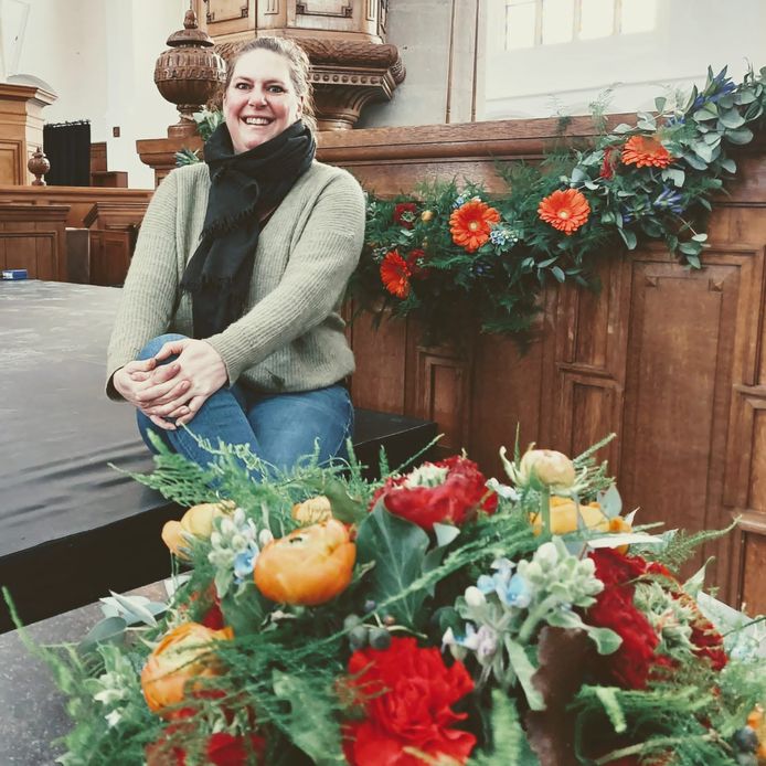 Dominique Westerveld verzorgde donderdag de bloemstukken in de Sint-Catharijnekerk in Brielle voor het bezoek van koning Willem-Alexander.