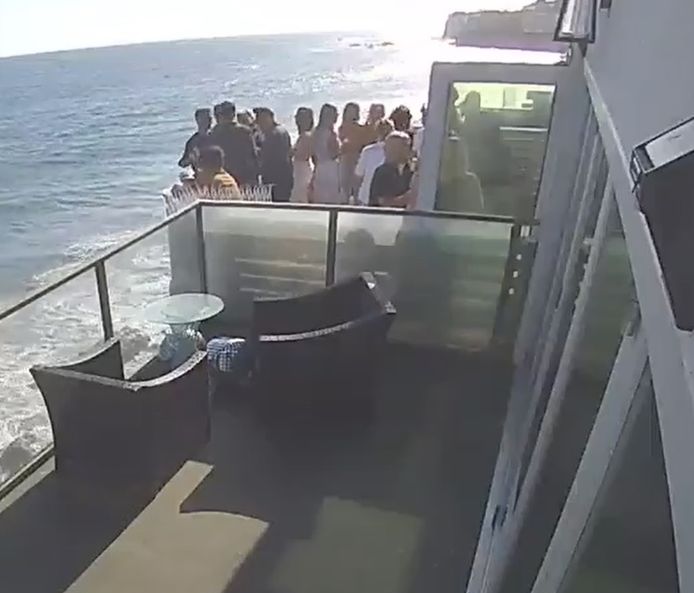 Un balcon bondé de Malibu s'est effondré et a envoyé les fêtards sur les rochers en contrebas.