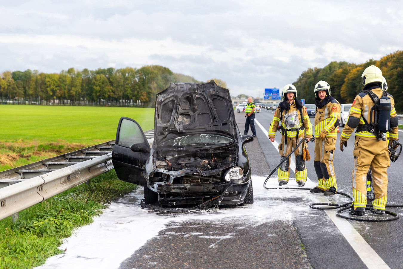 Auto vliegt tijdens rijden in brand korte vertraging op A59