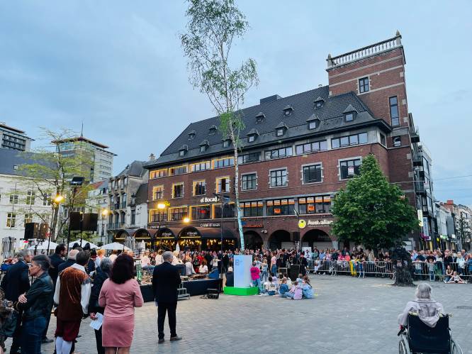 Meiboomplanting op Hasseltse Grote Markt verloopt in feestelijke sfeer: “Ze hebben geoefend met de meiboom”