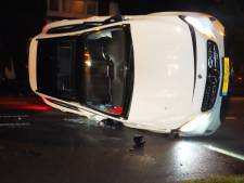 Auto op zijn kant na botsing op N345 in Zutphen