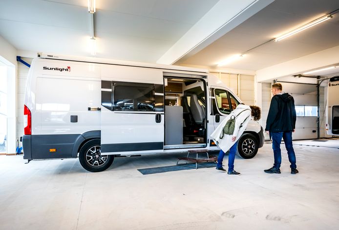 Geïnteresseerden bekijken een camper bij een dealer. Het aantal campers in Nederland is in tien jaar tijd verdubbeld. De populariteit is deels te verklaren door het coronavirus: met een camper kunnen vakantiegangers relatief veilig reizen.