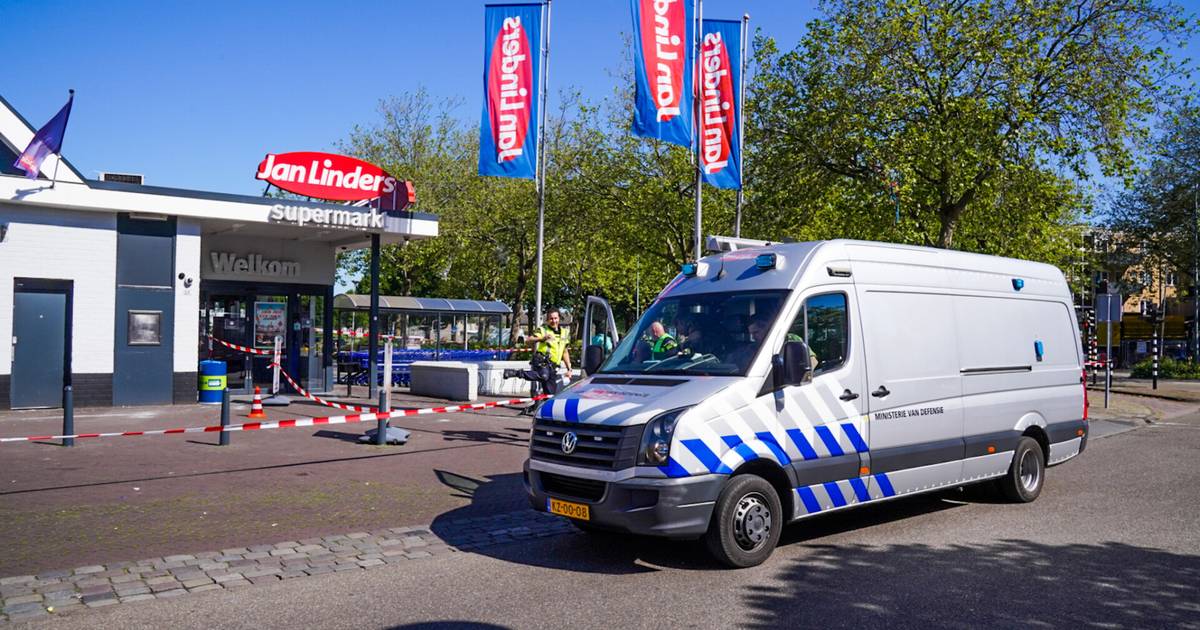 Supermarkt in #Helmond, Dijksestraat, ontruimd na poging plofkraak op geldautomaat.