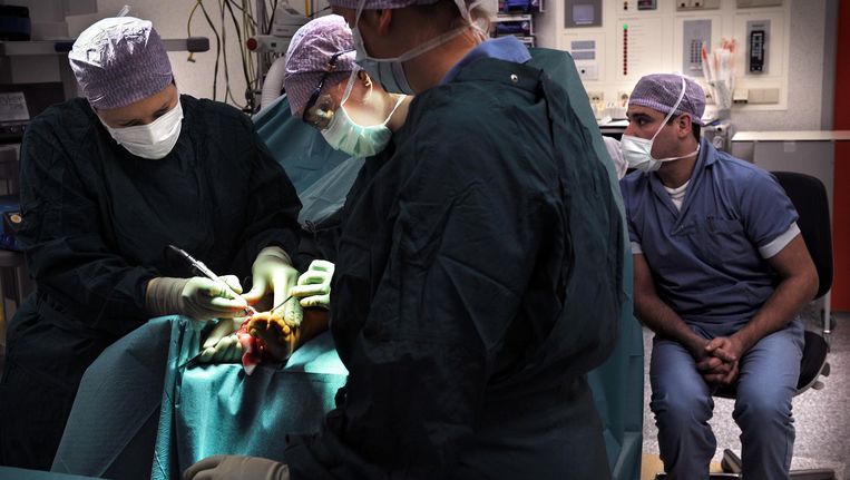 Een orthopedisch chirurg opereert een voet in het Catharina-Ziekenhuis in Eindhoven Beeld Marcel van den Bergh / de Volkskrant