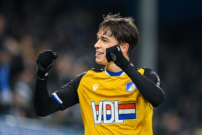 Dyon Dorenbosch debuteerde in de basis bij FC Eindhoven én leidde met de 0-1 de 1-2 overwinning op De Graafschap in.