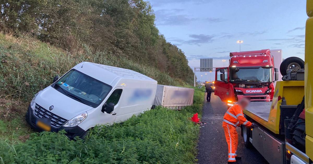 Anderhalf uur vertraging bij knooppunt Hooipolder na ongeluk, omrijden via Waalwijk en Den Bosch.